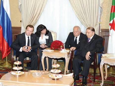 Le président Bouteflika reçoit Dmitri Medvedev