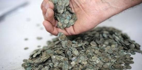 الطارف : حجز 550 قطعة نقدية قديمة وتمثال صغير موجهين للتهريب