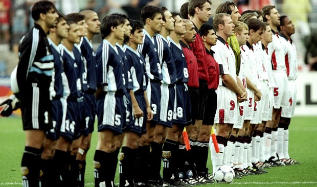 دولي إنجليزي سابق يعود إلى الميادين وهو في عمر 49 سنة