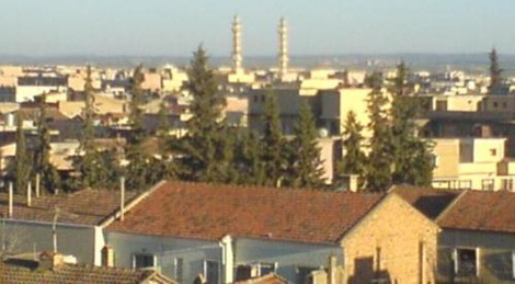 مسؤولون يجرّدون مواطنين من أراضيهم ويبيعونها 