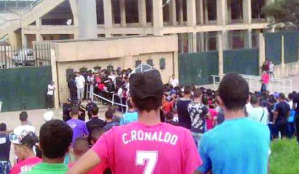 فوضى ومناوشات بين أنصار ''الخضر'' وقوات الأمن                                    إدارة مركب ملعب تشاكر في البليدة تفتح شبابيكها لبيع التذاكر