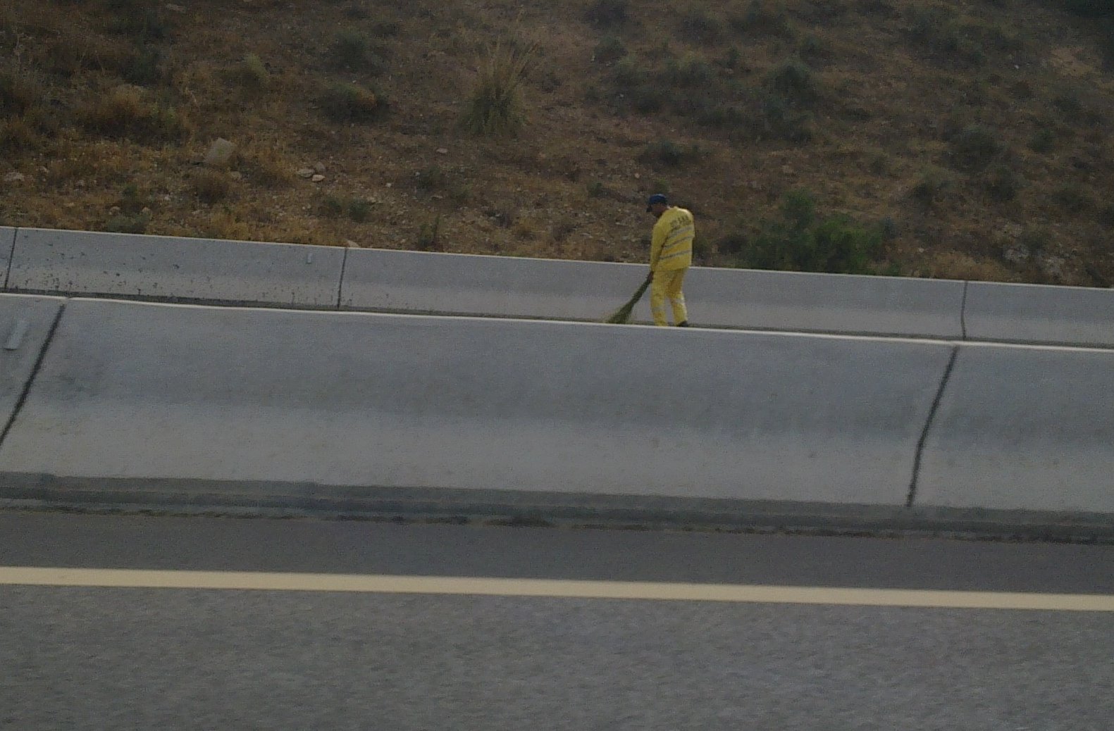 Un balai svp pour les éboueurs de l'autoroute Est-Ouest