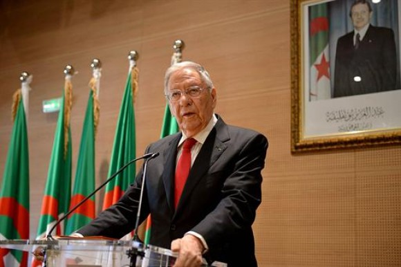 Le FLN participe aux élections locales dans toutes les APC et APW