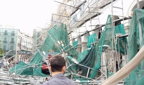 سقوط سقالة للبناء بساحة الشهداء بالجزائر العاصمة