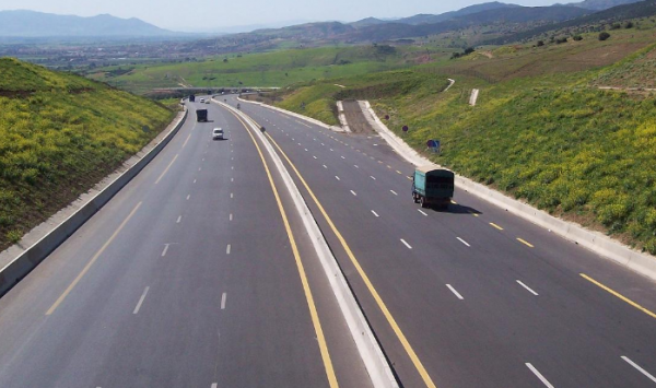 تسليم الشطر الأخير لمشروع ازدواجية الطريق الرابط بين البليدة و المنيعة قريبا