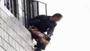 معسكر : الشرطة تمنع أب مضطرب كان بصدد رمي ابنه ذو 4 سنوات من الطابق الرابع