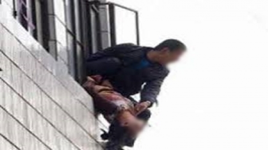 معسكر : الشرطة تمنع أب مضطرب كان بصدد رمي ابنه ذو 4 سنوات من الطابق الرابع