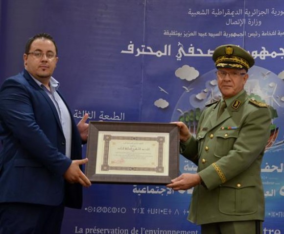 Le prix du Président de la République du journaliste: Khaled Taâzibt de l'APS primé