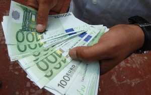 المدية : توقيف شخصان كانا بصدد تسريب أكثر من 40 ألف اورو مزورة في السوق الموازية