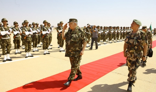 الفريق قايد صالح يتفقد بعض وحدات القطاع العسكري بالأغواط