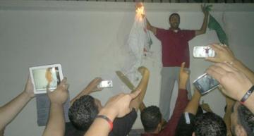 مجهولون يقتحمون السفارة الجزائرية ويحرقون العلم الوطني                                    في سلوك مشين أتى ساعات بعد عرس البليدة