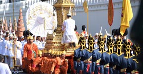 Il s'est éteint après 70 ans de règne et de culte de la personnalité / Thaïlande : funérailles grandioses pour le roi Bhumibol Adulyadej