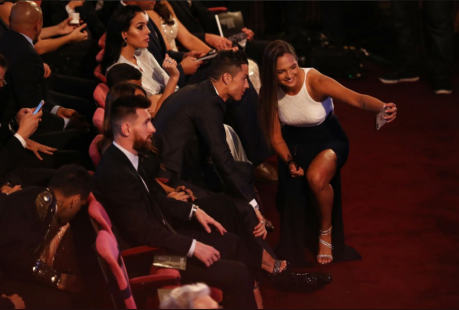 كريستيانو يثير غيرة صديقته بصورة مع فتاة