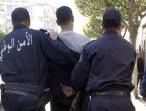 كهل وابناه يحتجزان فتاة في طولقة - بسكرة-