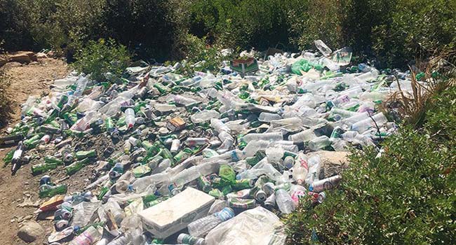 ROUTES BORDEES PAR LES TESSONS, VIDES DE BOUTEILLES DE VIN ET CANETTES DE BIERE : Une mauvaise habitude à Tissemsilt qu'il faut éradiquer