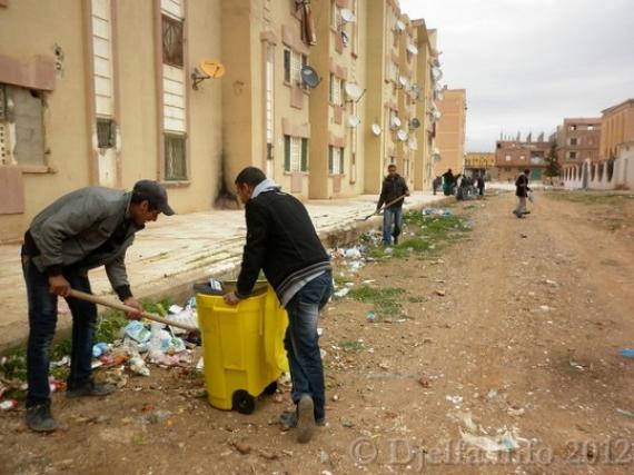 متطوعون يتسابقون على إنجاح حملات التنظيف بالنعامة