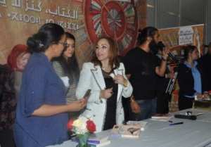 أحلام مستغانمي تلتقي قرائها بسيلا 2017 وتدعوهم إلى المساهمة في تطوير الوطن وتحسين صورته