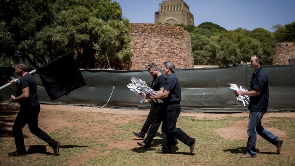 Afrique du Sud : Le drapeau de l'apartheid brandi dans une manifestation