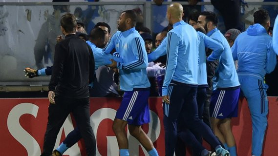 L'OM sanctionne Evra, mais pointe également du doigt les supporteurs