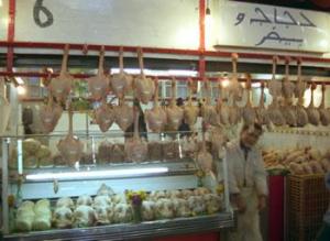 Le poulet à 420 DA le kilo                                    À BEJAIA, LES MENAGÈRES ONT DU MAL À REMPLIR LEUR COUFFIN