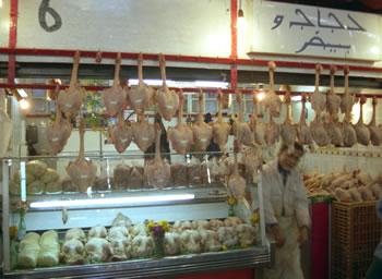 Le poulet à 420 DA le kilo                                    À BEJAIA, LES MENAGÈRES ONT DU MAL À REMPLIR LEUR COUFFIN