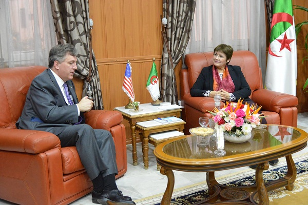 بن غبريت تبحث ترقية تعليم اللغة الإنجليزية