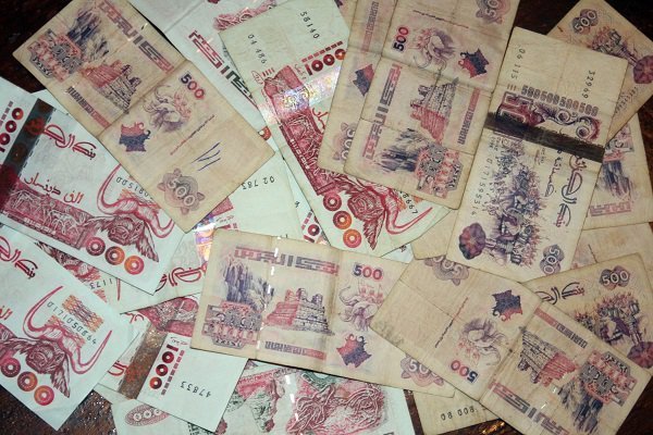 المؤبد لتاجر سيارات زور العملة الوطنية بتيزي وزو