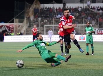 Soustara sous pression face au leader