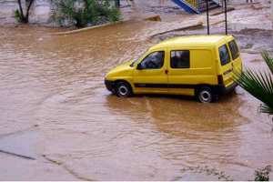 الأمطار تغرق مرافق عمومية وتشل الحركة بأحياء ورقلة