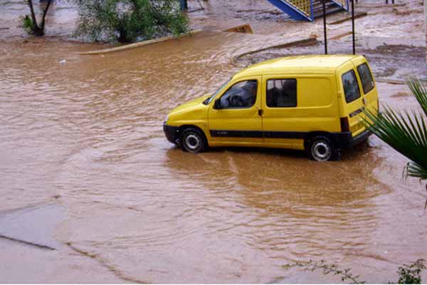 الأمطار تغرق مرافق عمومية وتشل الحركة بأحياء ورقلة