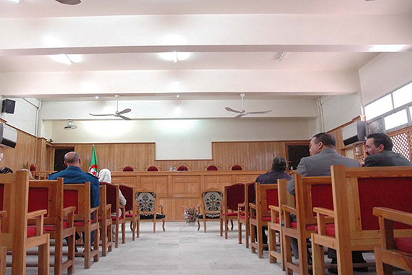 ثلاث سنوات سجنا للرجل الذي هدد برمي ابنه من الشرفة بمعسكر