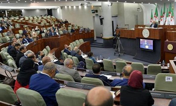 PLF 2018: appel à la poursuite des réformes, l'opposition fustige la hausse des prix du carburant