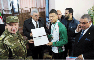 سلطات الطارف تكرم بطل العرب العداء بوخاتم إسلام