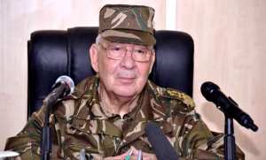 Ahmed Gaid Salah en visite de travail à la 1ère RM