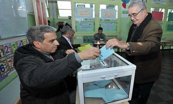 Les électeurs commencent à voter, taux de participation à 11h supérieur à celui de 2012