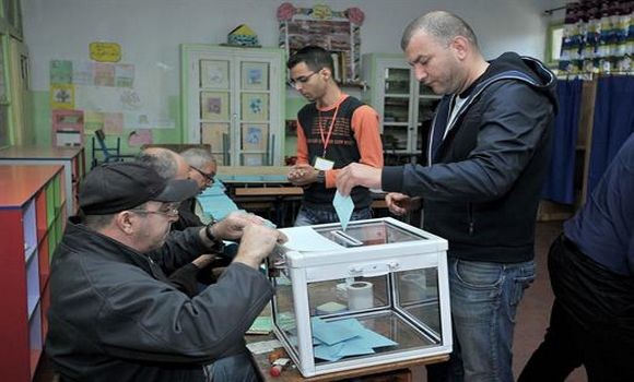 Les électeurs commencent à voter, taux de participation à 11h supérieur à celui de 2012