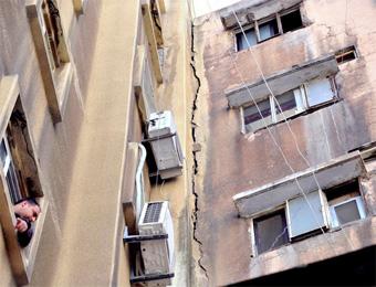 عمارة العشر شقق ببريكة على وشك الانهيار                                    والي باتنة لم يحرك ساكنا لإنقاذ السكان