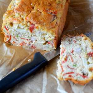 CAKE AU THON, CHÈVRE ET POIVRON ROUGE TEMPS DE PRÉPARATION: 10 MINUTESTEMPS DE CUISSON: 45 MINUTESTOTAL: 55 MINUTESPOUR: 10