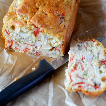 CAKE AU THON, CHÈVRE ET POIVRON ROUGE TEMPS DE PRÉPARATION: 10 MINUTESTEMPS DE CUISSON: 45 MINUTESTOTAL: 55 MINUTESPOUR: 10