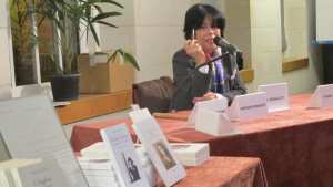 Seule en scène contre l’esbroufe intellectuelle