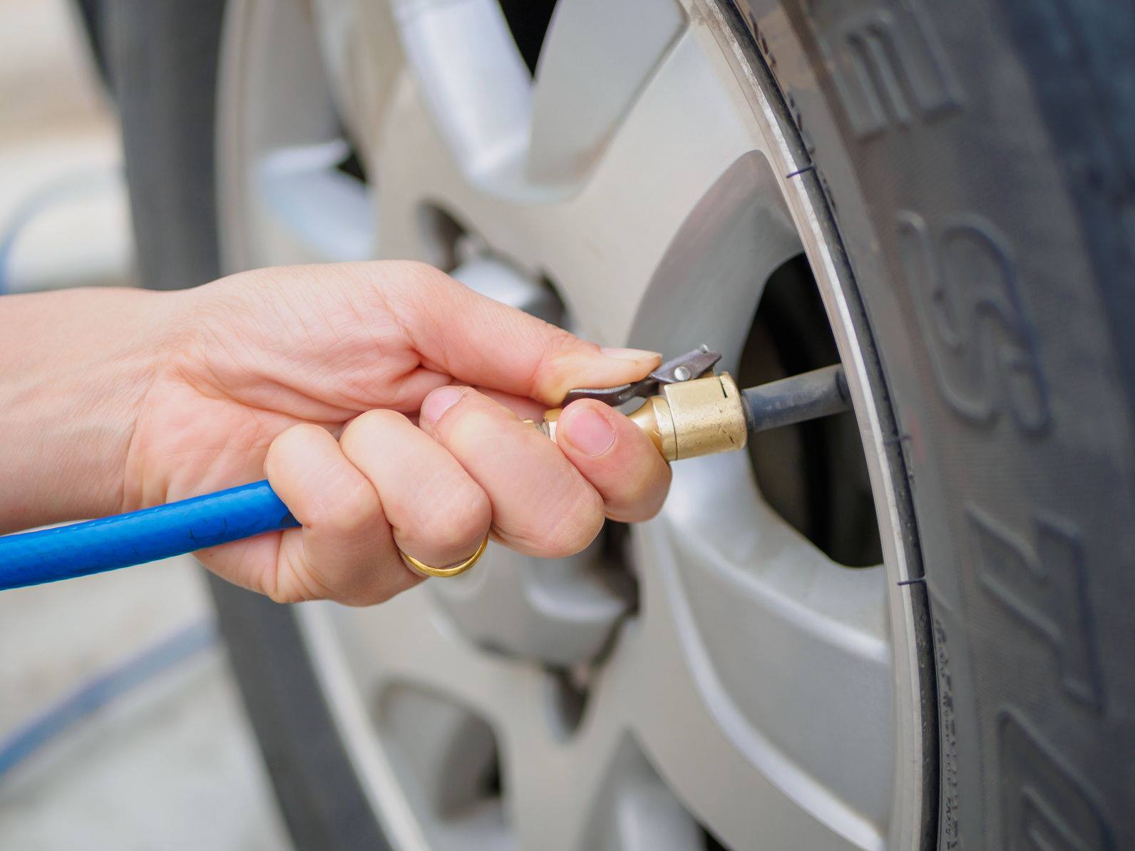 ضغط الهواء في الإطارات عامل أساسي غالباً ما يتمّ تجاهله.. ولاسيما أيام البرد!