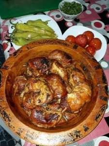 افخاذ واجنحة وانصاف الدجاج مشوية