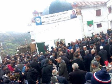 Recueillement sur la tombe de Si El Hocine à Aït Yahia ( Tizi Ouzou) «Aït Ahmed, un repère pour les luttes démocratiques»