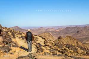 Dans le désert du Hoggar, sur les pas du Père de Foucauld Au rythme des caravanes, la visite des trois lieux, près de Tamanrasset où le  marabout français  a passé les dernières années de sa vie.