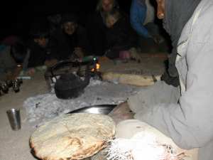 La taguella targuia, ou taghella, est le plat de base des Touaregs, le pain du désert cuit sous la cendre.