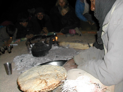 La taguella targuia, ou taghella, est le plat de base des Touaregs, le pain du désert cuit sous la cendre.