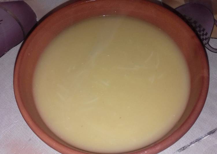 شوربة العدس الأحمر بالشعيرية