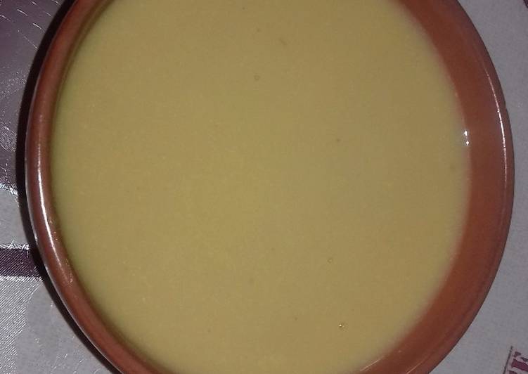 حساء العدس الأحمر بجبن الطارتيني