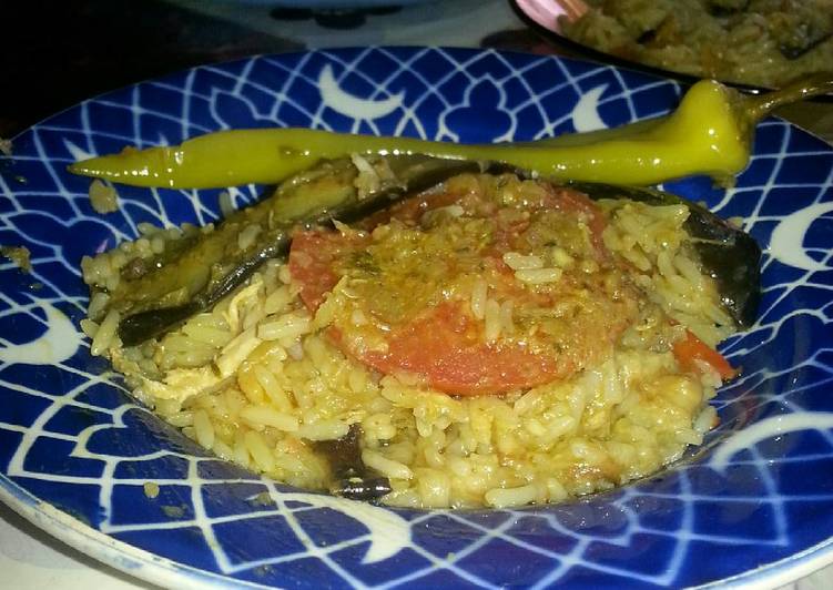 مقلوبة بالبادنجان و الطماطم