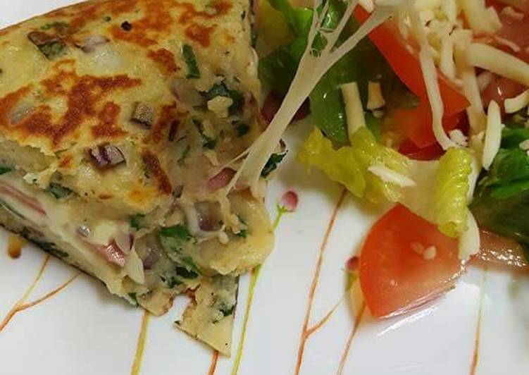 عجة البطاطا (بسطيلة باللهجة الجزائرية)